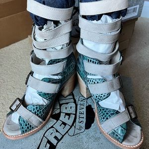 Freebird - BOND in turquoise croc, size 8.